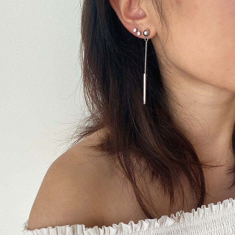 Long asymmetrical earrings in silver finish